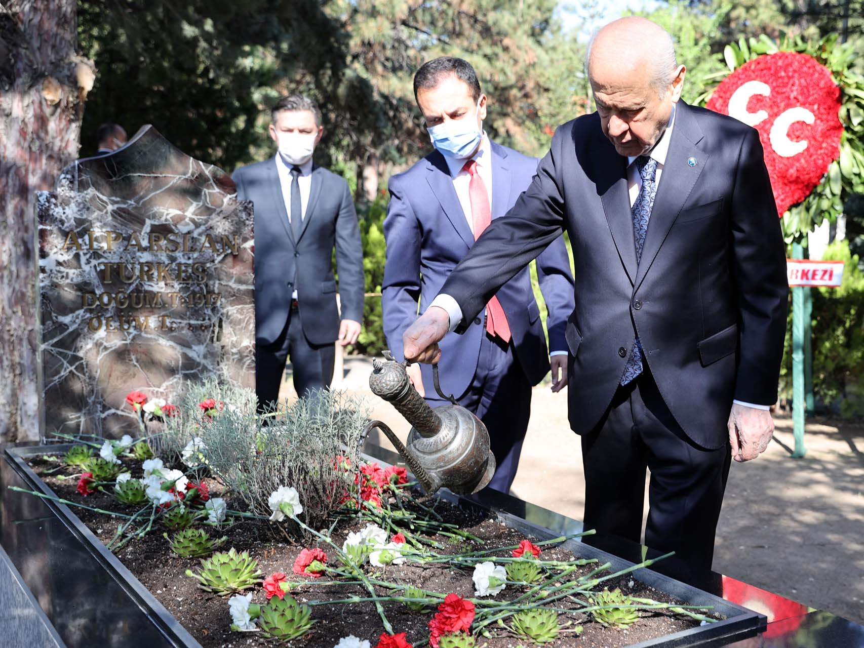 Bahçeli, Alpaslan Türkeş'in mezarını ziyaret etti