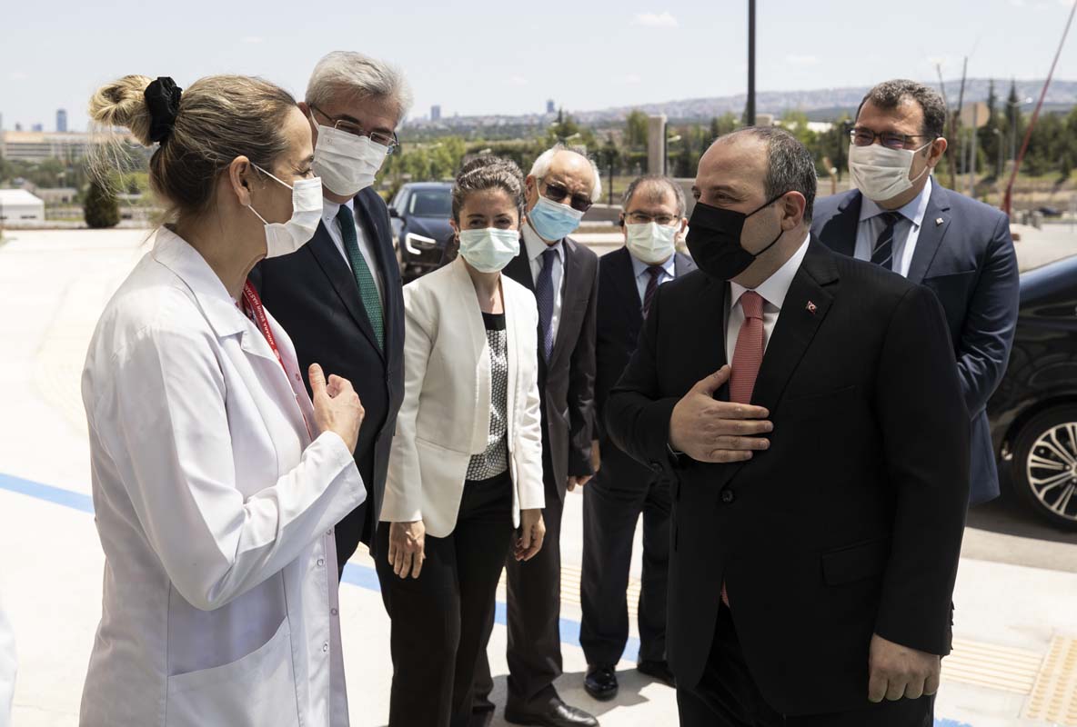 Sanayi ve Teknoloji Bakanı Varank'tan yerli aşı tesisine bayram ziyareti!