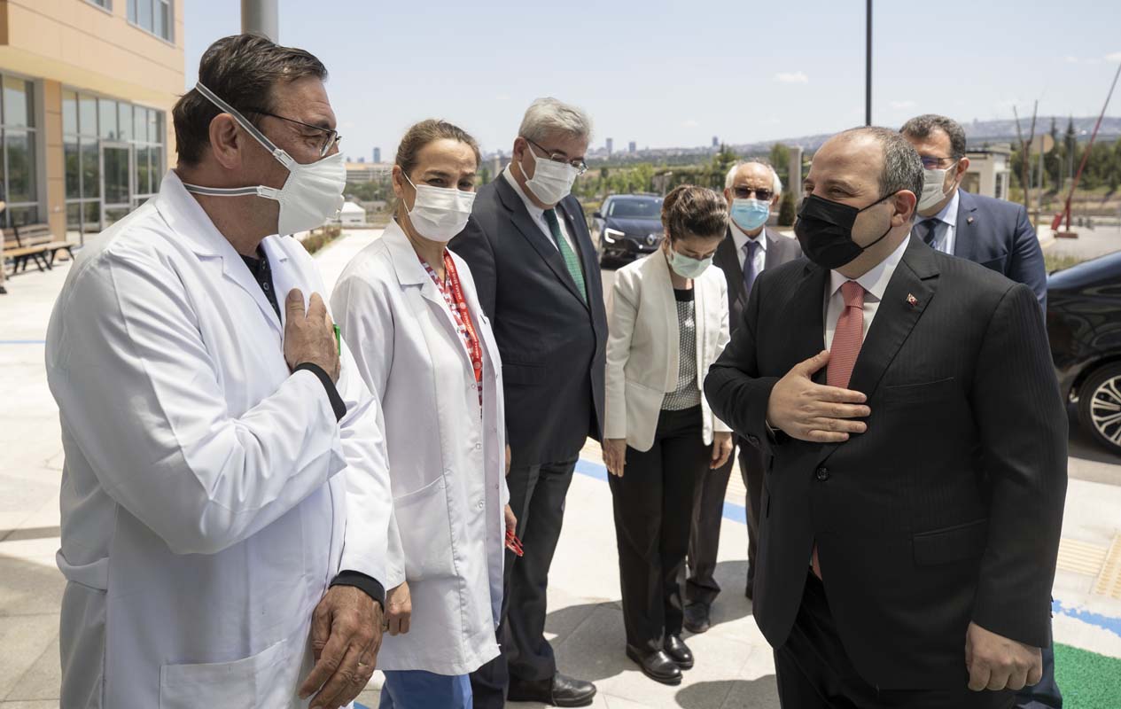 Sanayi ve Teknoloji Bakanı Varank'tan yerli aşı tesisine bayram ziyareti!