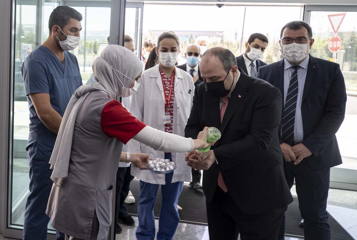 Sanayi ve Teknoloji Bakanı Varank'tan yerli aşı tesisine bayram ziyareti!