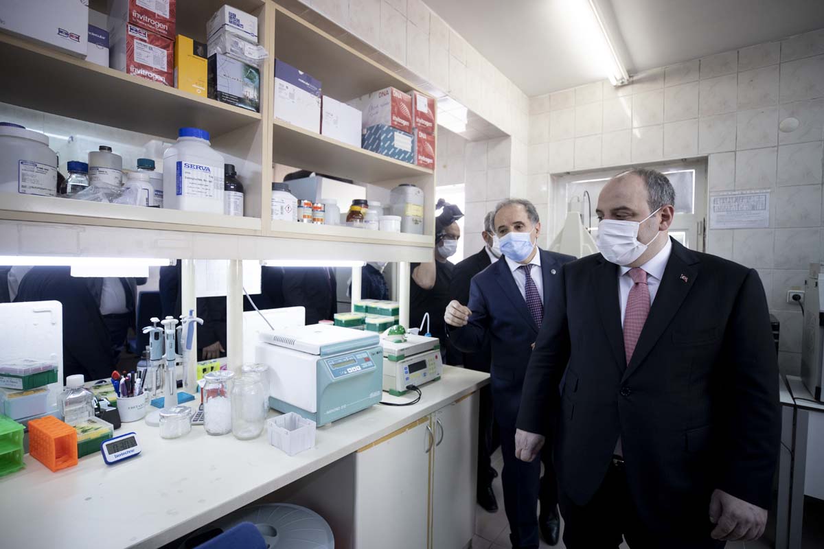 Sanayi ve Teknoloji Bakanı Varank'tan yerli aşı tesisine bayram ziyareti!