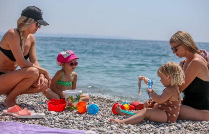 Antalya'da turistler bayramın son gününün keyfini sürdü