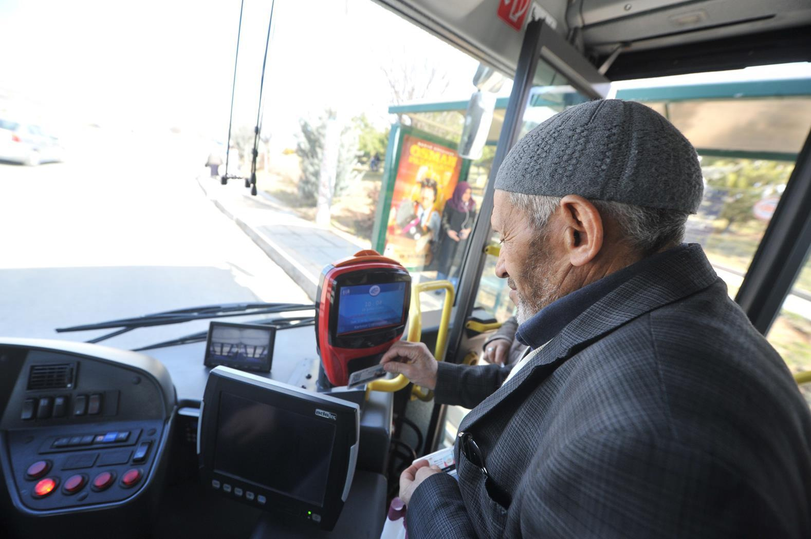 Kademeli normalleşme 65 yaş ve üstü toplu taşıma yasağı var mı 2021? 65 yaş üstü toplu taşıma binebilir mi?