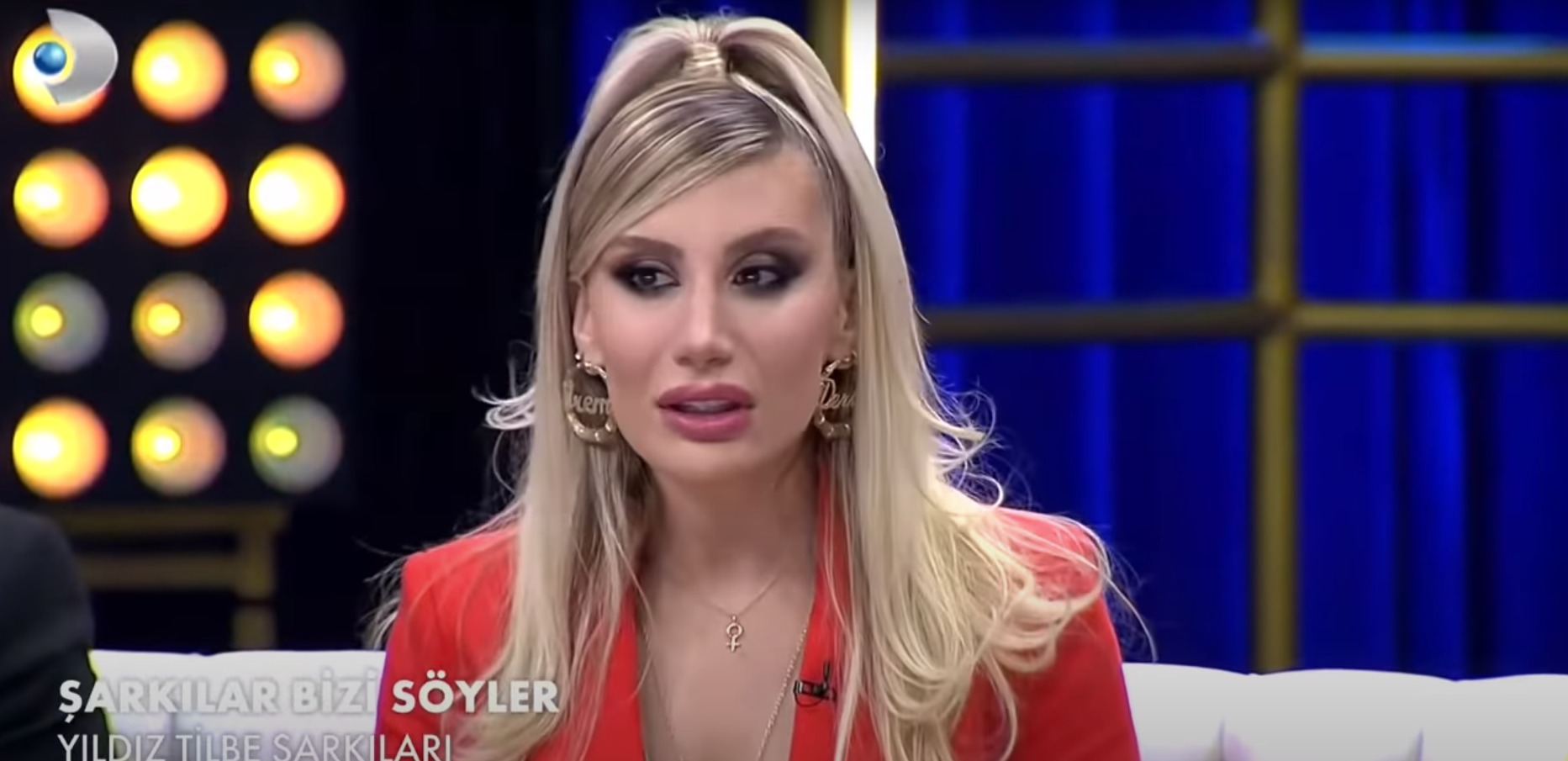 Şarkılar Bizi Söyler programına konuk olan İrem Derici nin küpeleri dikkat çekti Küpelerin birinde İrem diğerine Derici yazdı