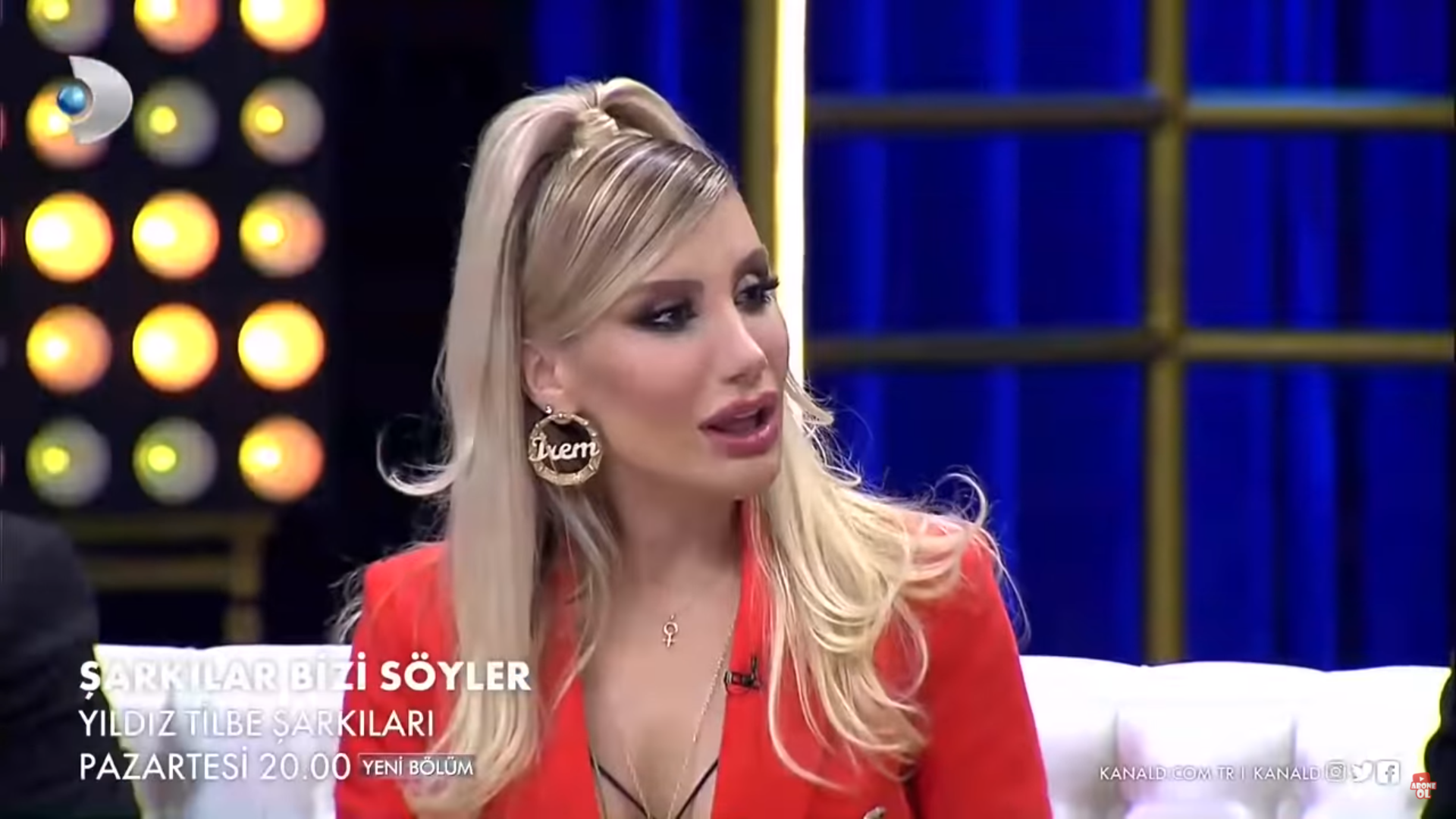 Şarkılar Bizi Söyler programına konuk olan İrem Derici nin küpeleri dikkat çekti Küpelerin birinde İrem diğerine Derici yazdı