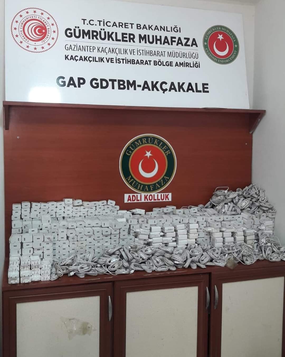 Şanlıurfa'da kaçakçılara geçit yok! Bin tane cep telefonu şarjı ele geçirildi 