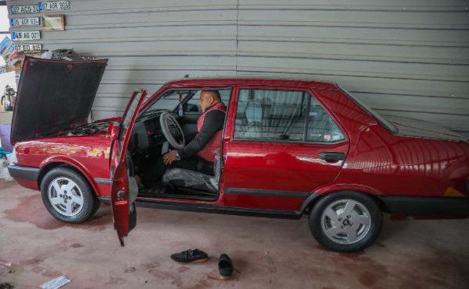 Arabasına gözü gibi bakıyor, trafiğe bile çıkarmıyor!