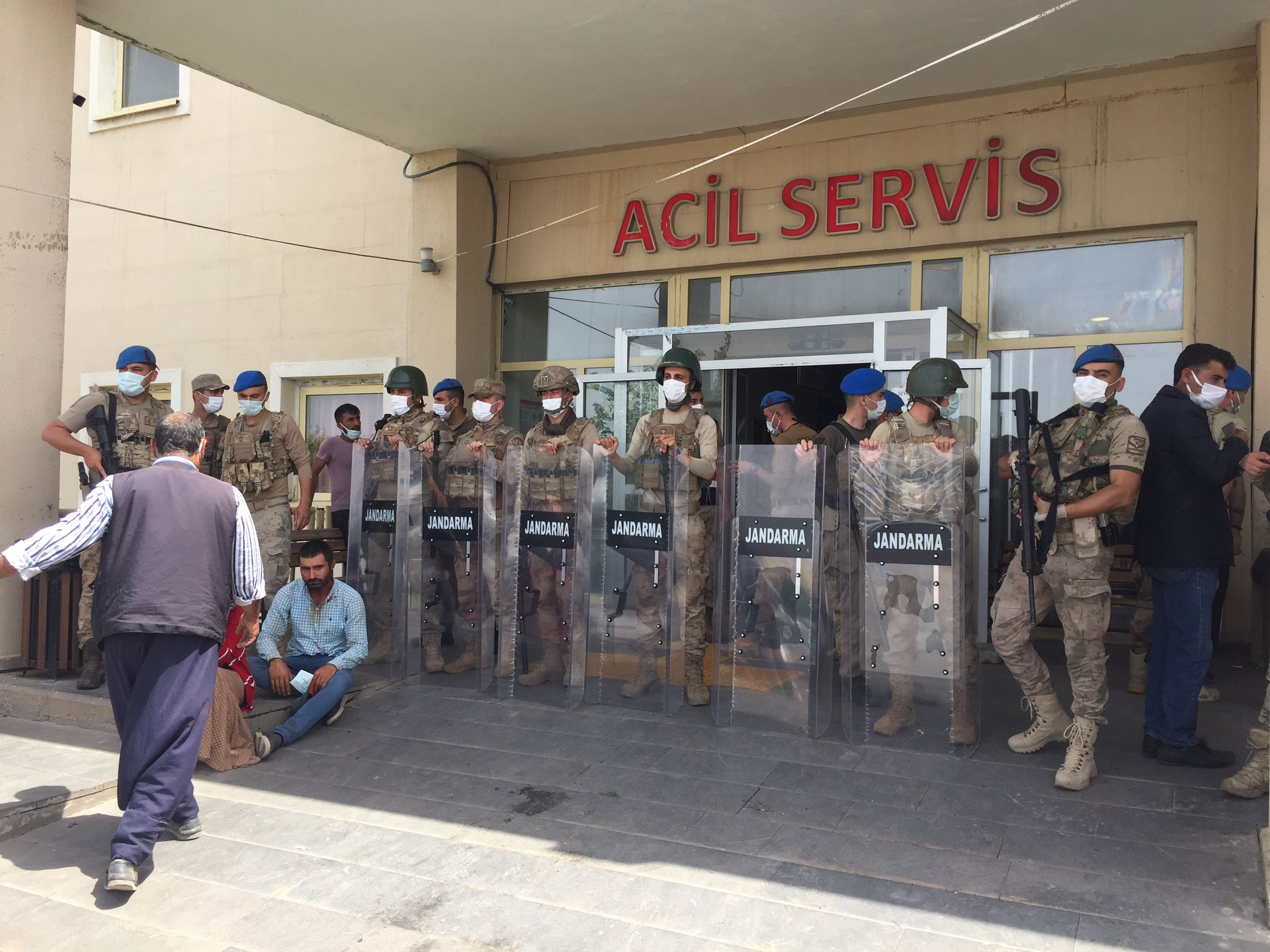 Son dakika| Şanlıurfa Siverek'te husumetli aileler arasında silahlı kavga: 3 ölü, 6 yaralı