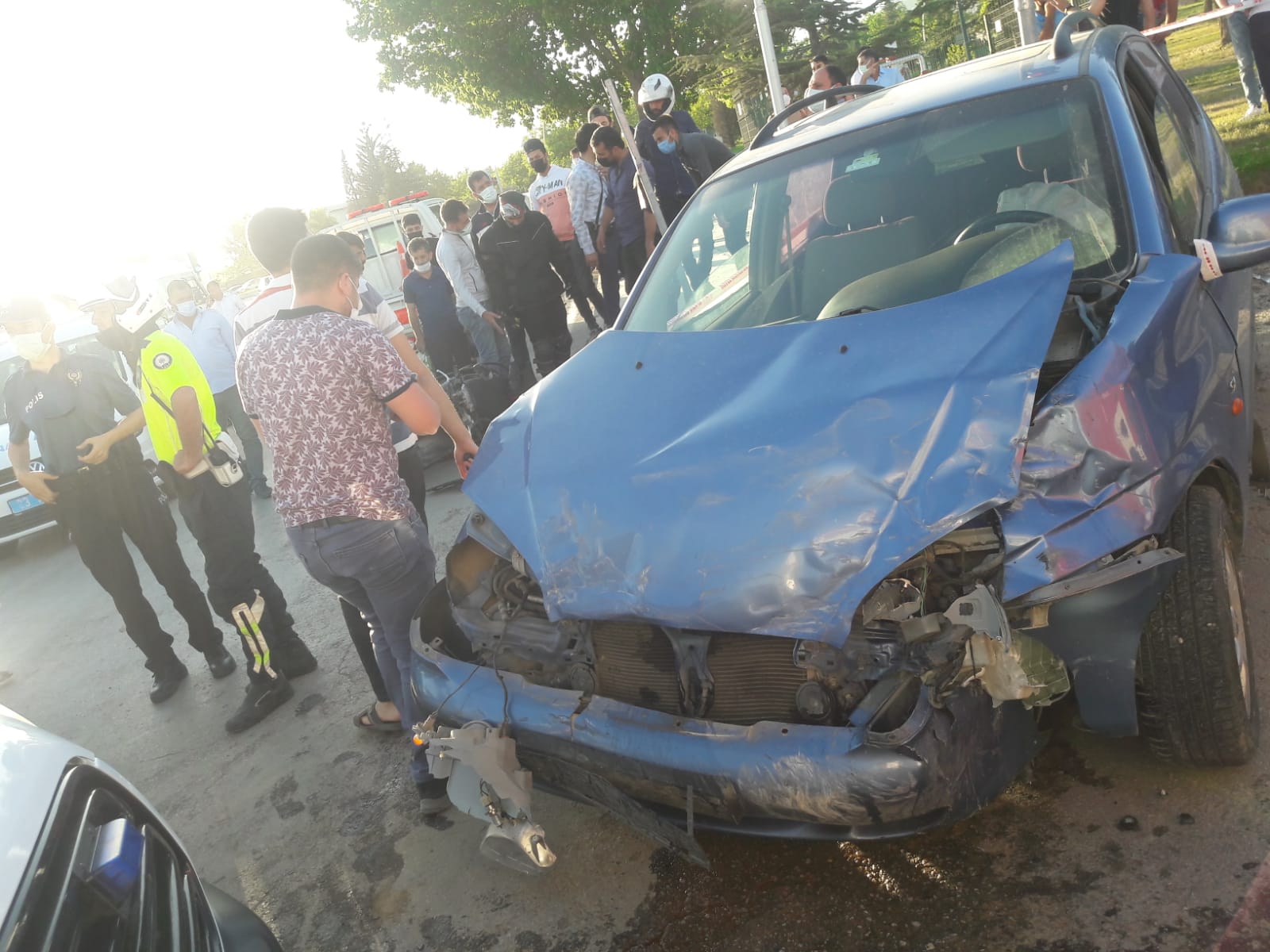 SON DAKİKA Elazığ da feci kaza Minibüs otomobil ve motosiklet birbirine girdi