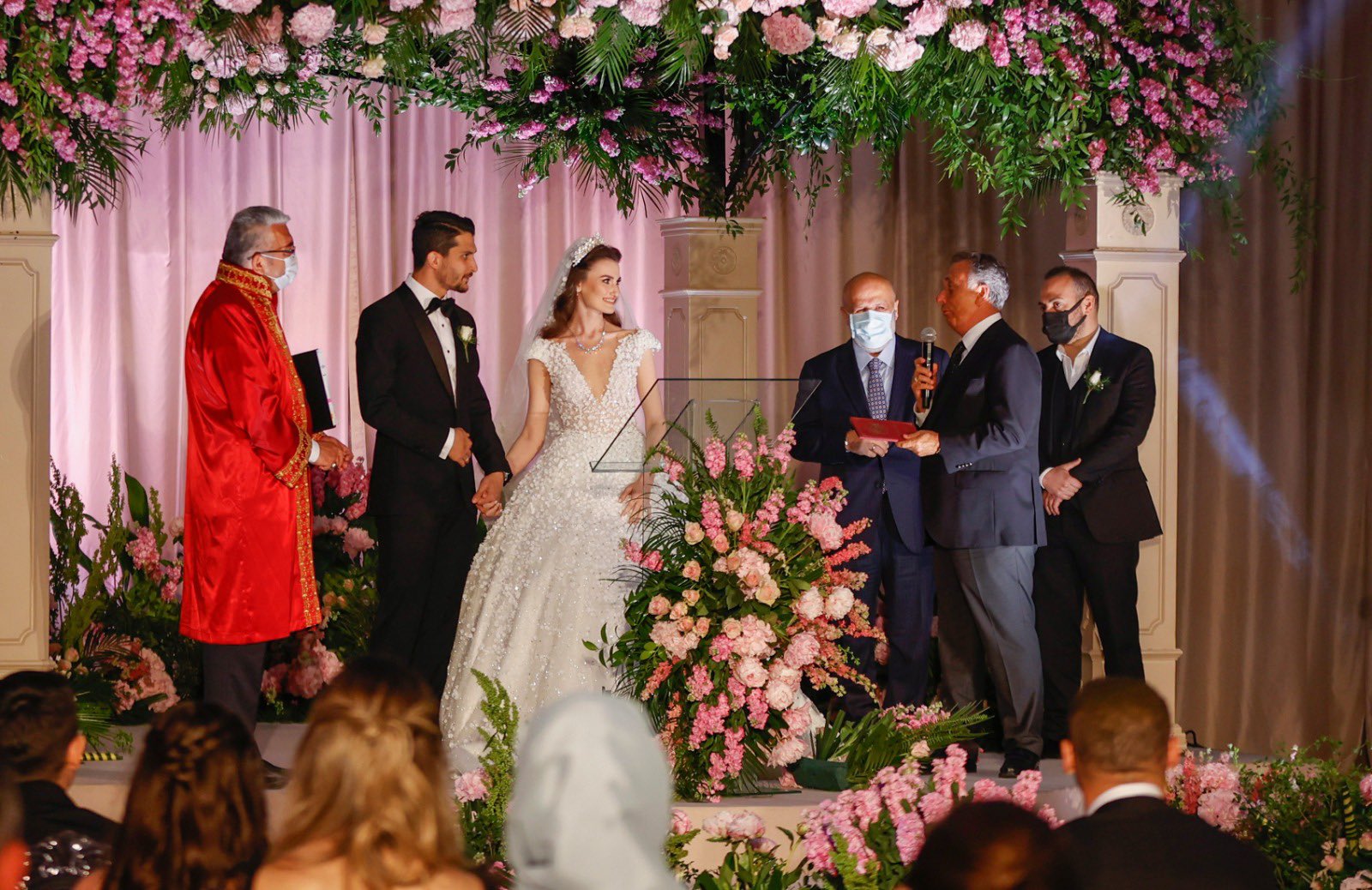 Beşiktaş Futbol Takımı kaptanı Necip Uysal, Nur Beşkardeşler ile evlendi. 