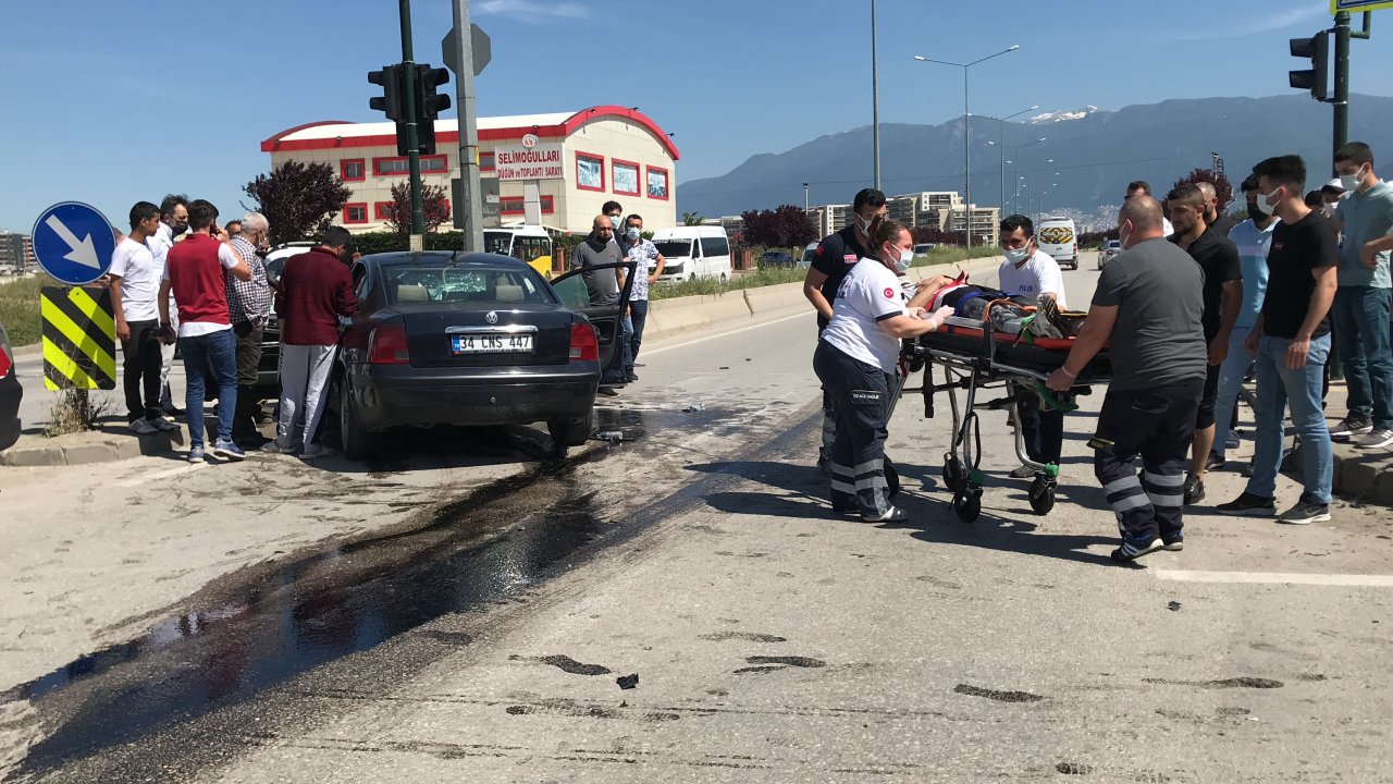 Bursa'da trafik kazası: İki otomobil çarpıştı, 5 kişi yaralandı