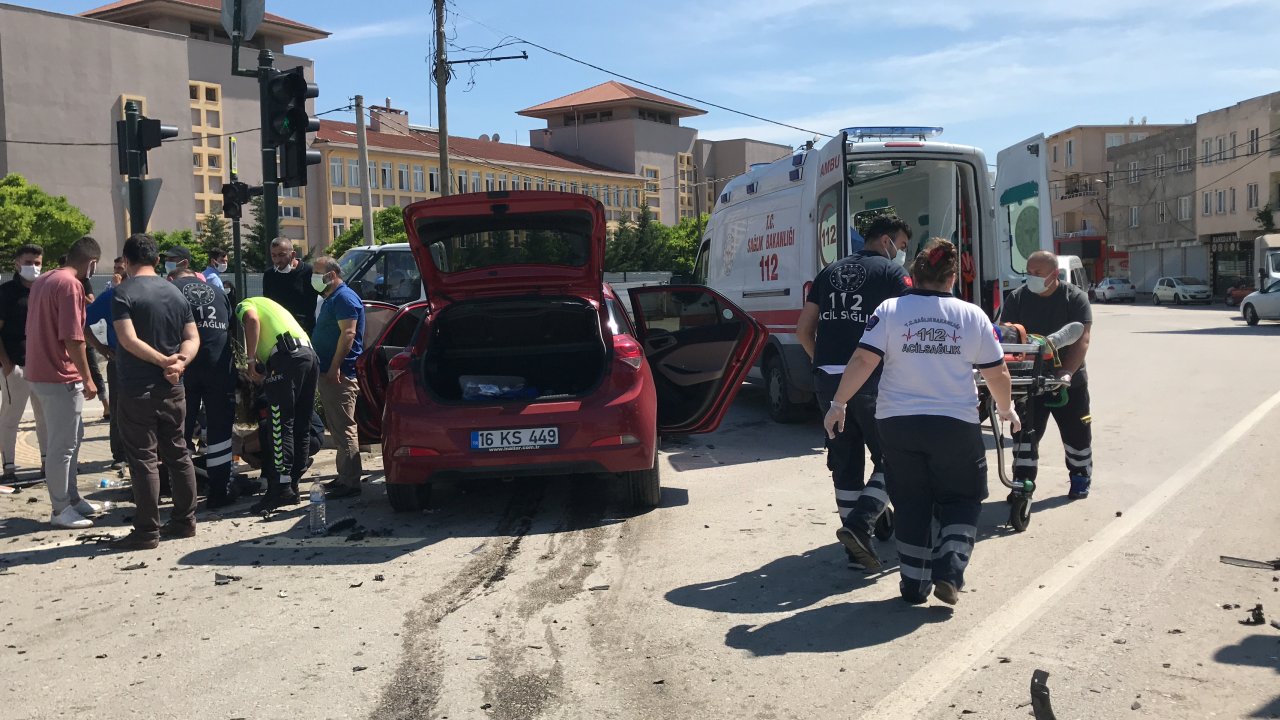 Bursa'da trafik kazası: İki otomobil çarpıştı, 5 kişi yaralandı