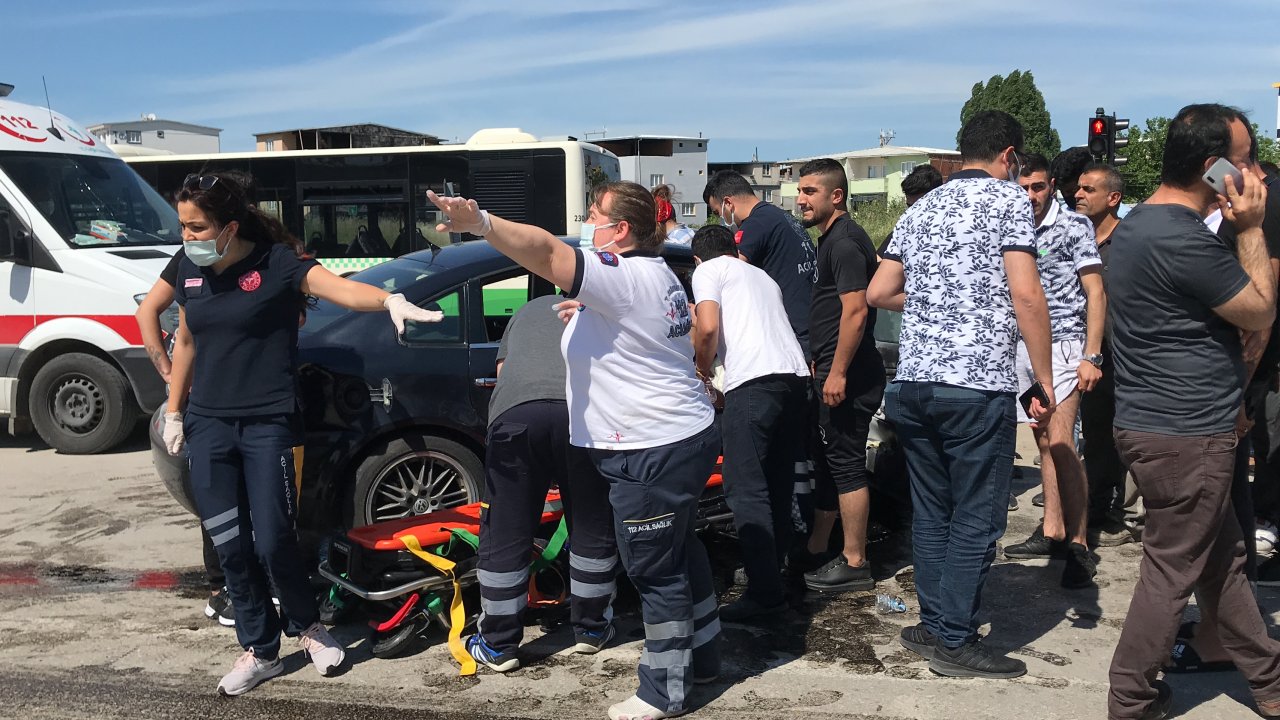 Bursa'da trafik kazası: İki otomobil çarpıştı, 5 kişi yaralandı