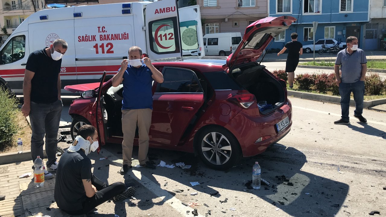 Bursa'da trafik kazası: İki otomobil çarpıştı, 5 kişi yaralandı