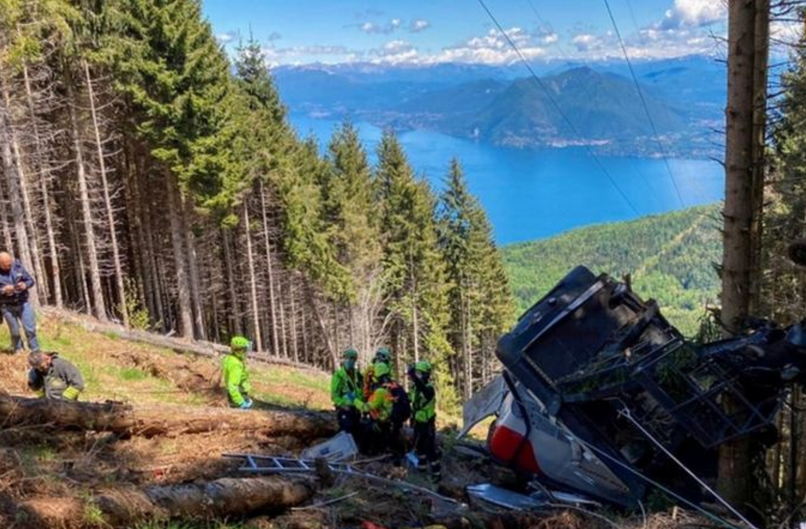 İtalyada teleferik faciası! Taşıyıcı kablo koptu, 20 metre yükseklikten eğimli araziye düştü, 10 metre yuvarlandı