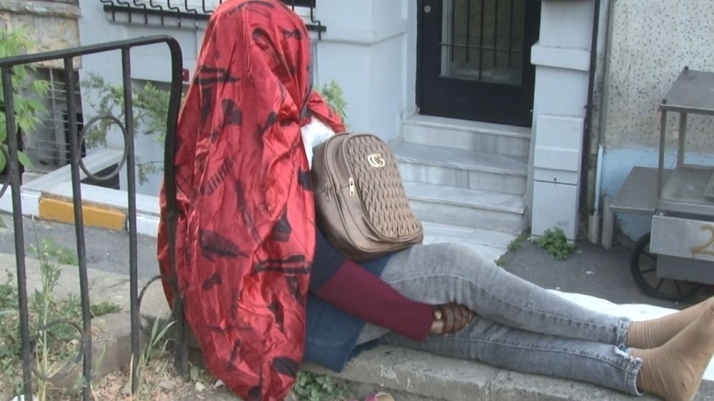 Bu kadın ne istiyor? 5 gündür aynı yerde oturuyor, yemek yemiyor, konuşmuyor! Beyoğlu'nda Afrikalı kadın gizemi!