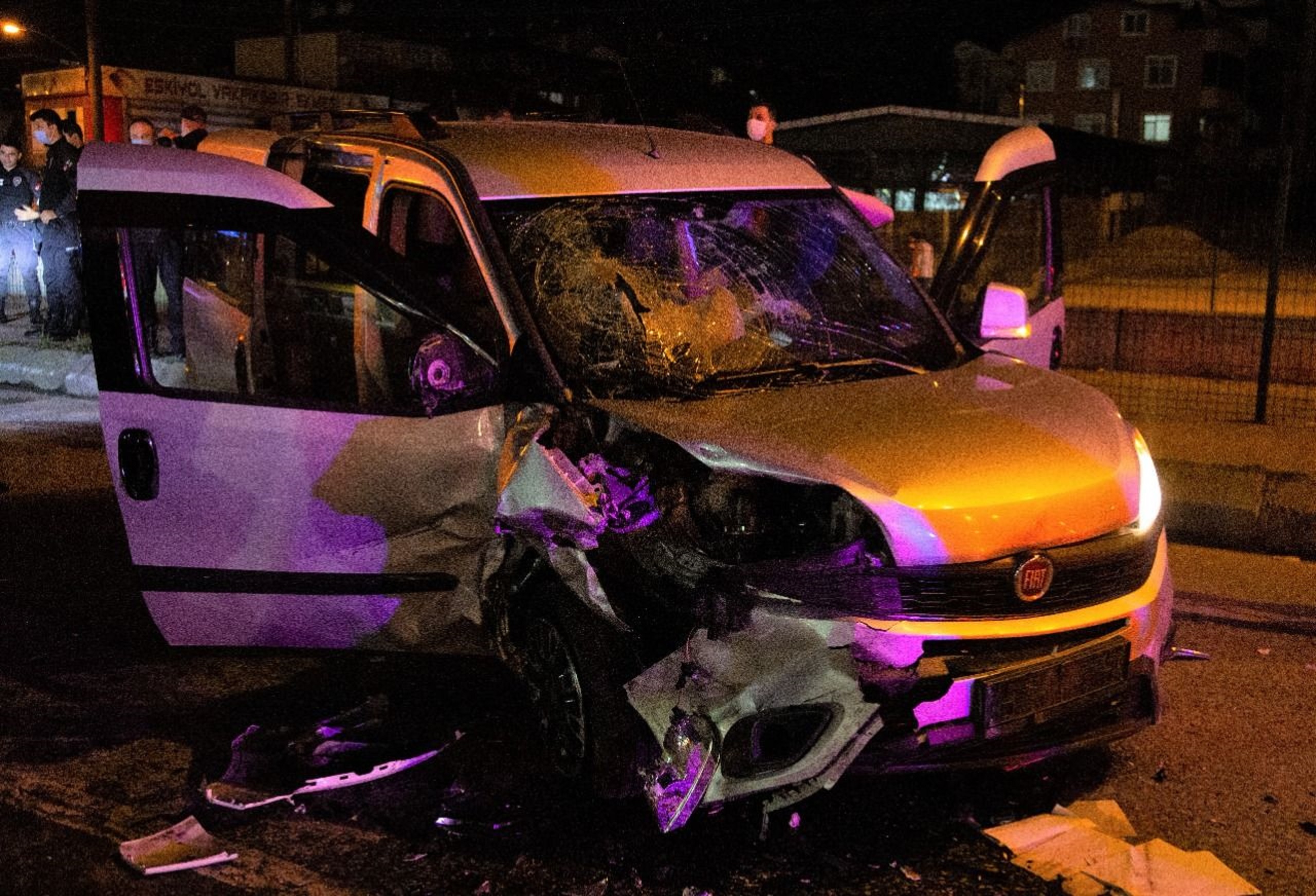 Alkollü sürücü kontrol noktasına daldı! Dört araca çarptı 1i polis 3 kişi yaralandı