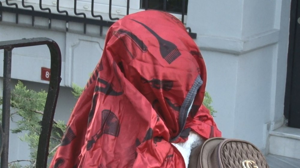 Bu kadın ne istiyor? 5 gündür aynı yerde oturuyor, yemek yemiyor, konuşmuyor! Beyoğlu'nda Afrikalı kadın gizemi!