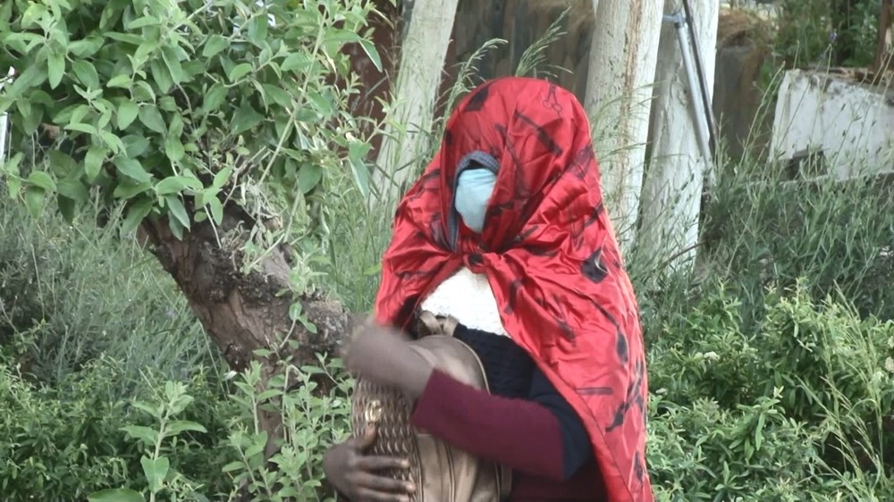 Bu kadın ne istiyor? 5 gündür aynı yerde oturuyor, yemek yemiyor, konuşmuyor! Beyoğlu'nda Afrikalı kadın gizemi!