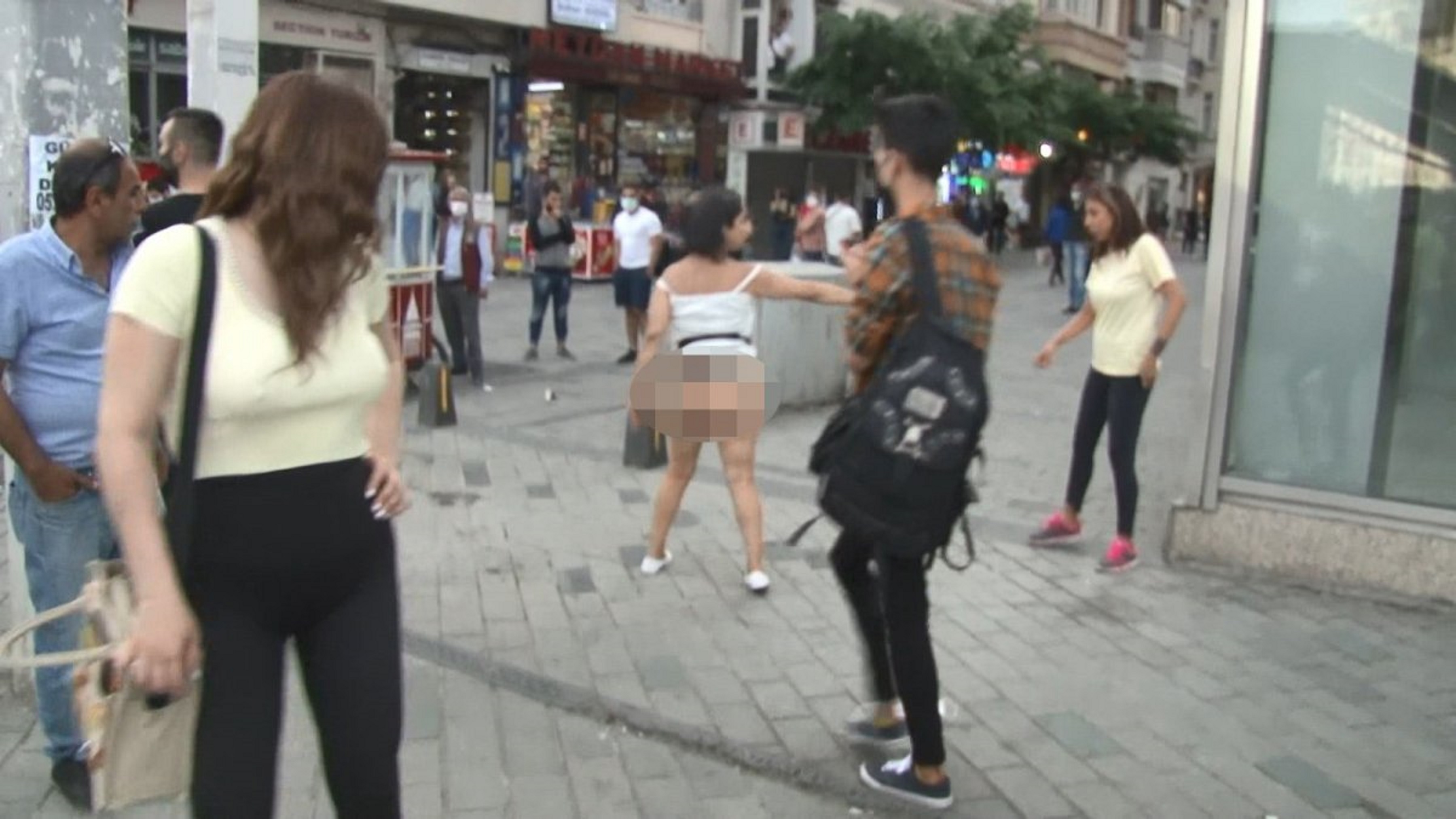 Taksimde yok artık dedirten görüntüler! Faslı turist gözaltına alınmamak için soyundu