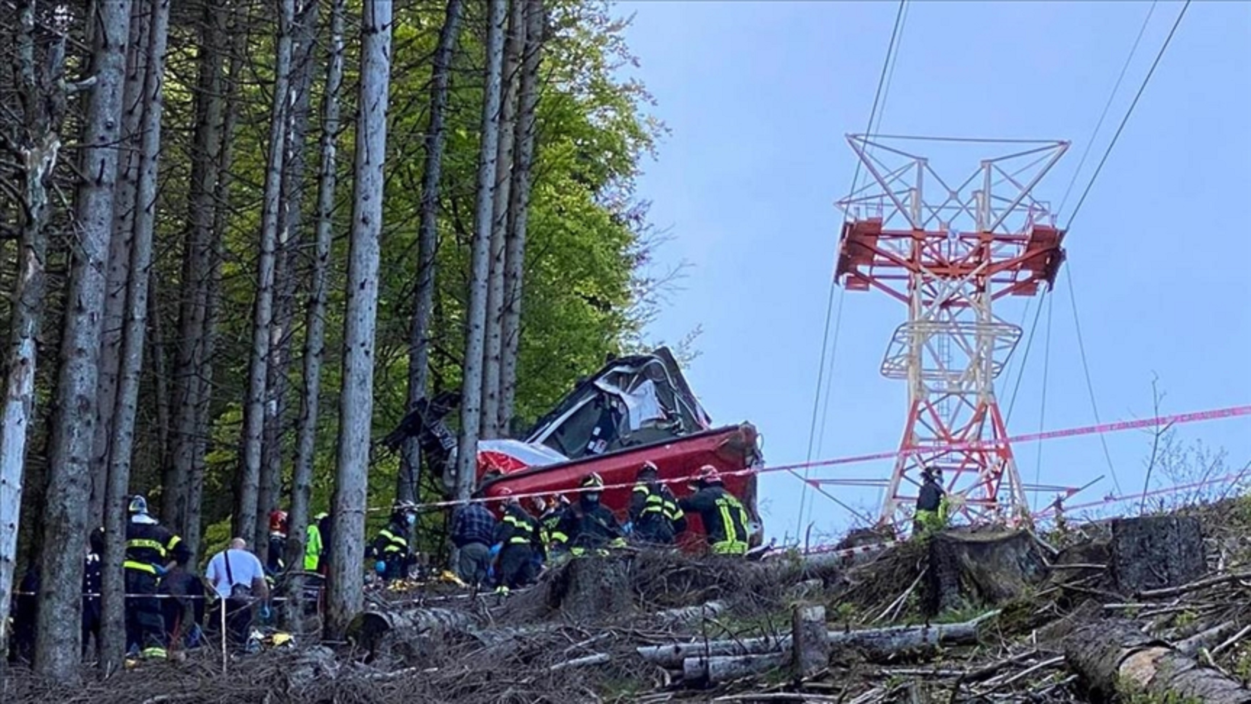 İtalyada teleferik faciası! Taşıyıcı kablo koptu, 20 metre yükseklikten eğimli araziye düştü, 10 metre yuvarlandı