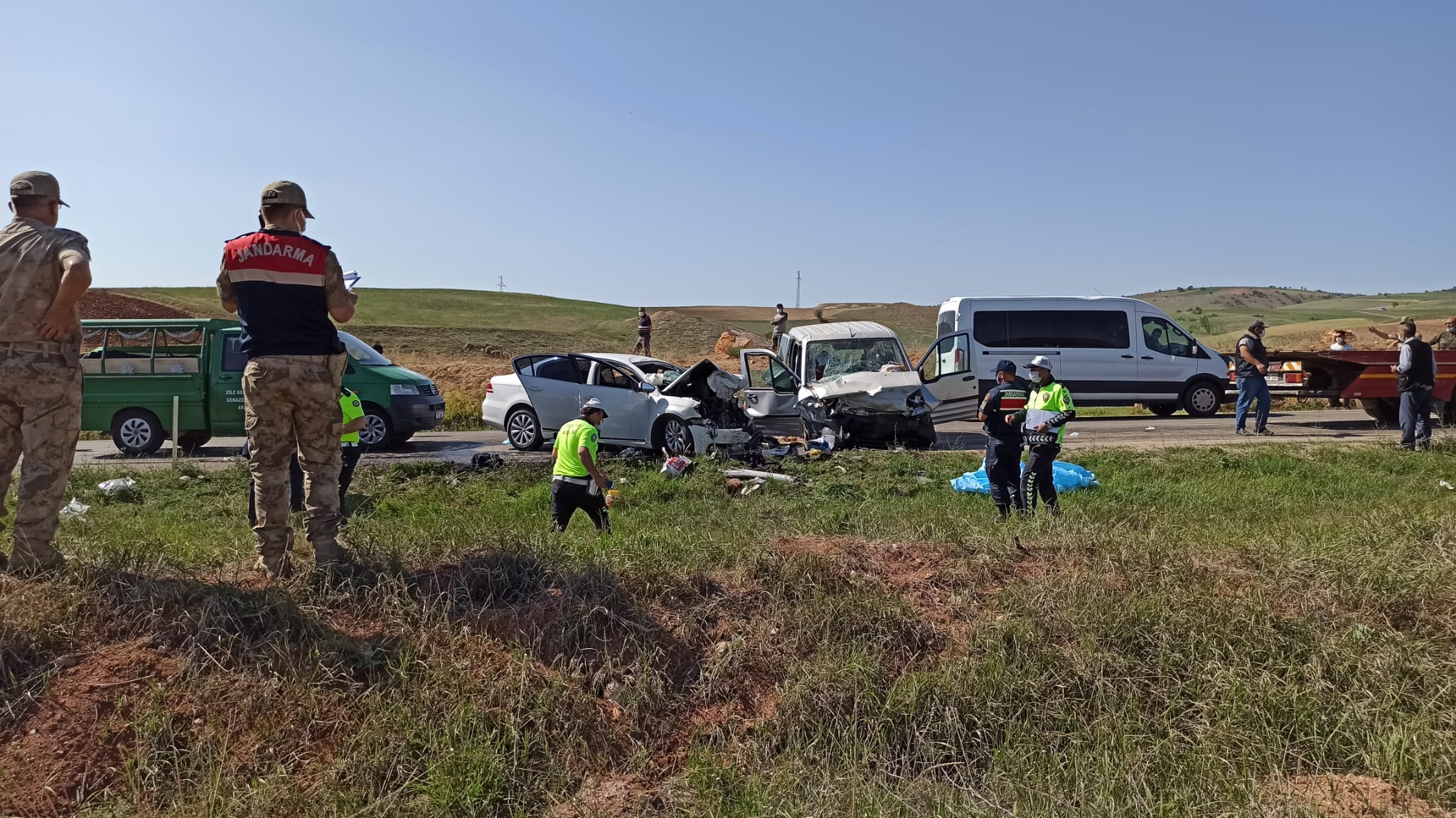 Tokat Zile'de katliam gibi trafik kazası! Ticari araç, otomobille çarpıştı: 3 ölü, 8 yaralı