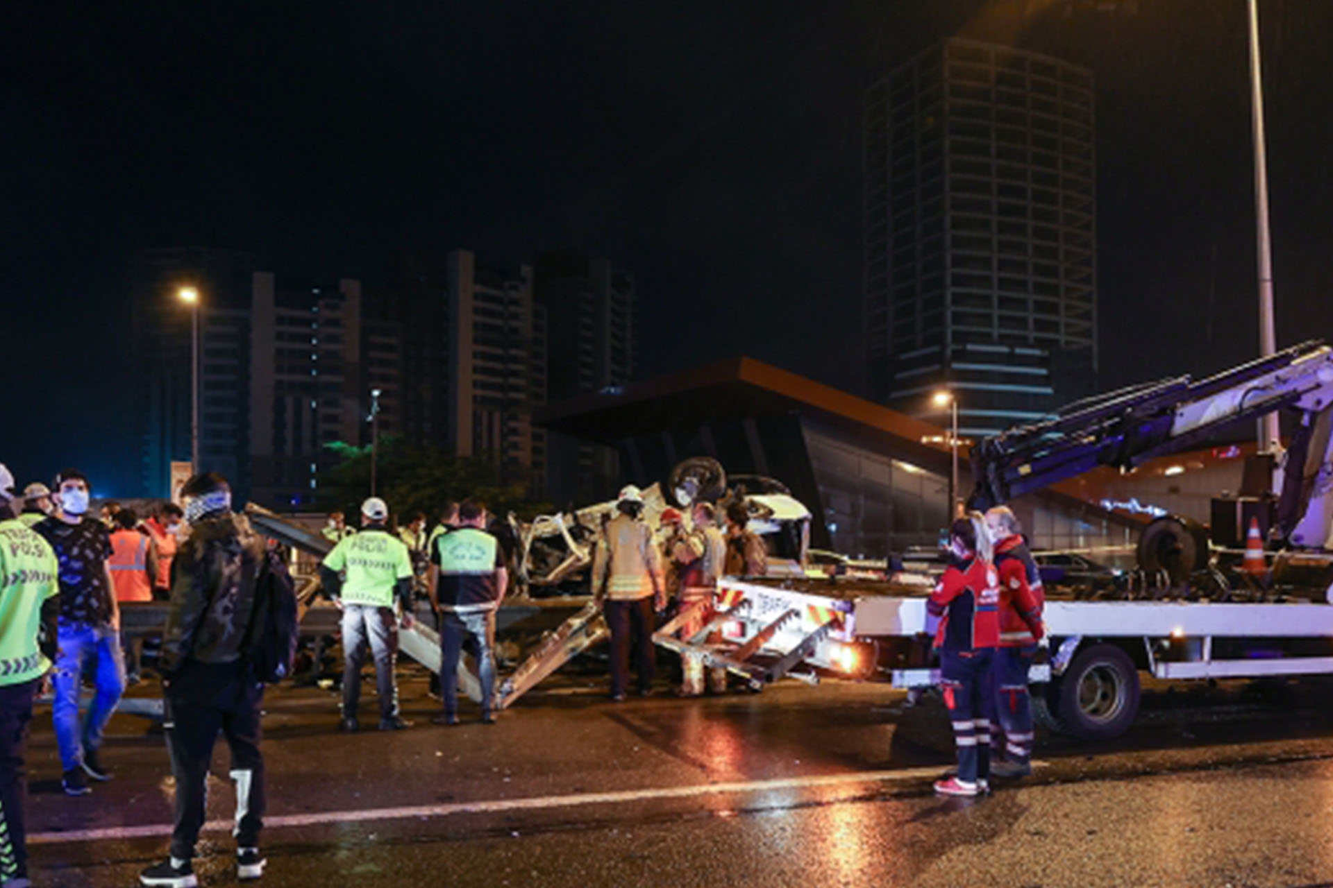 Maltepe'de feci kaza! Otomobil bariyerlere çarptı: 1 ölü, 2 yaralı 