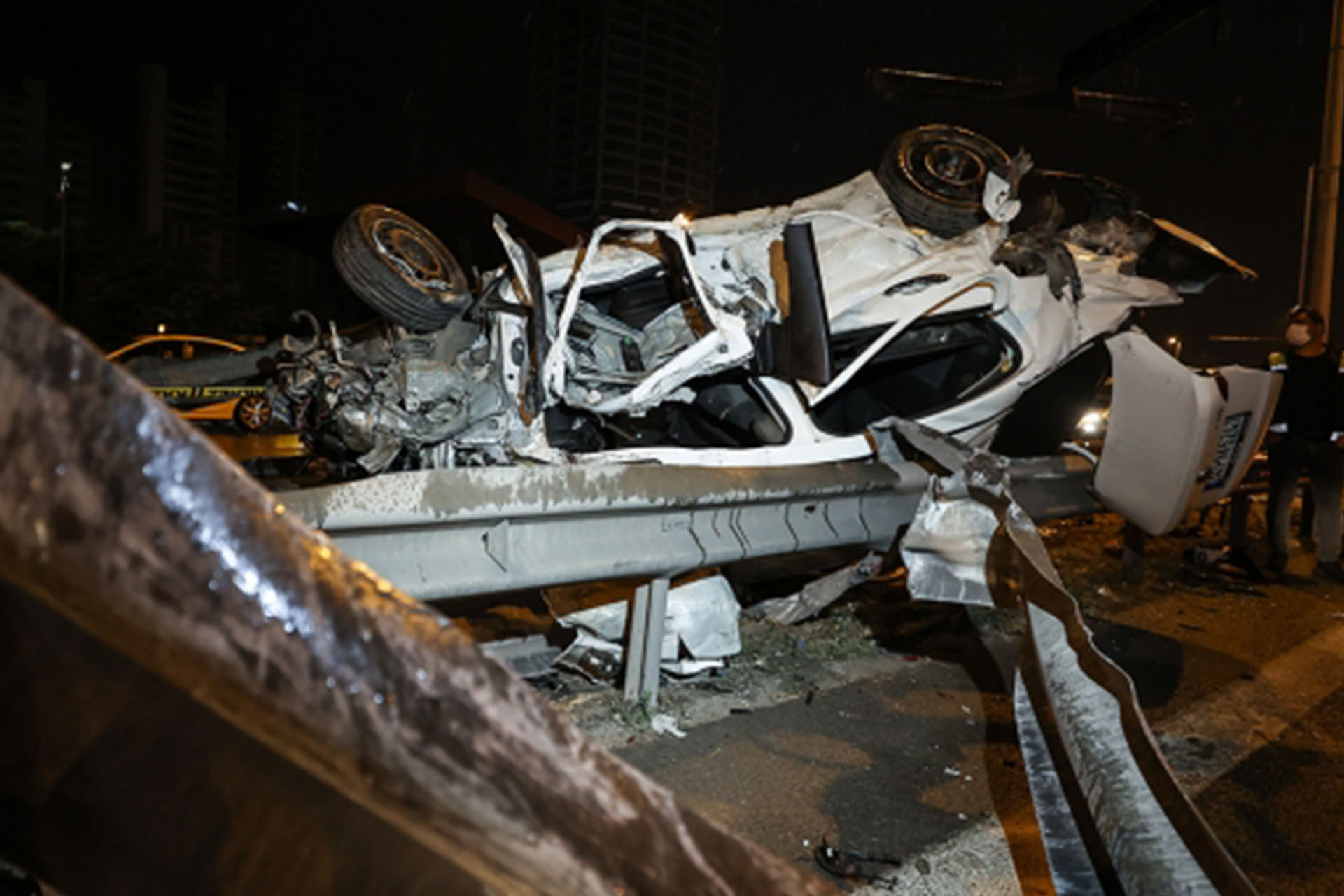 Maltepe'de feci kaza! Otomobil bariyerlere çarptı: 1 ölü, 2 yaralı 