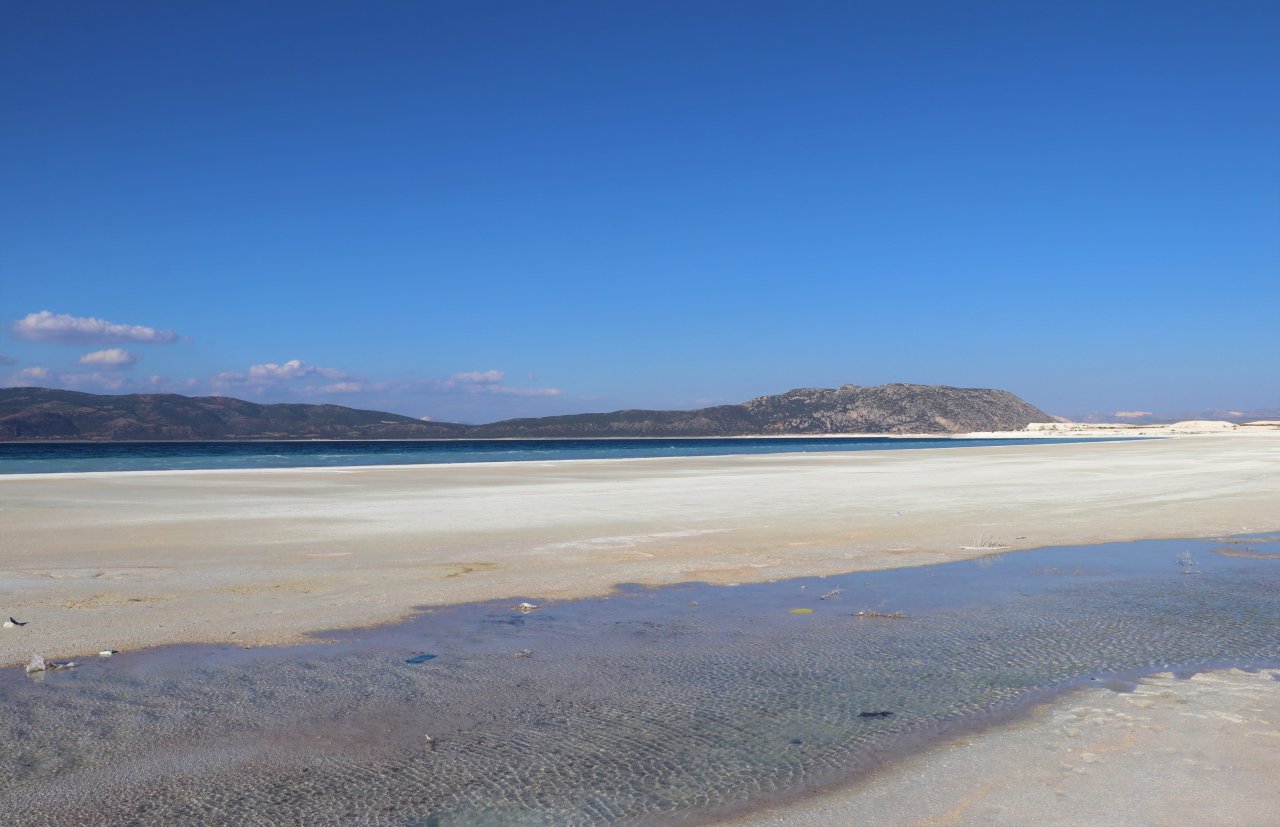 Ülkemizin Maldivleri'nden üzen görüntü! Salda Gölü'nde sarımtırak görüntü araştırılıyor
