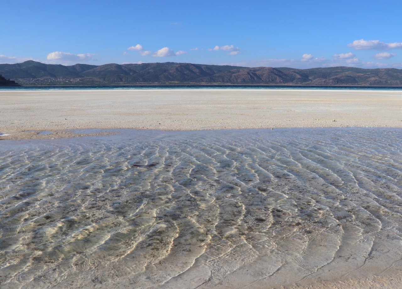 Ülkemizin Maldivleri'nden üzen görüntü! Salda Gölü'nde sarımtırak görüntü araştırılıyor