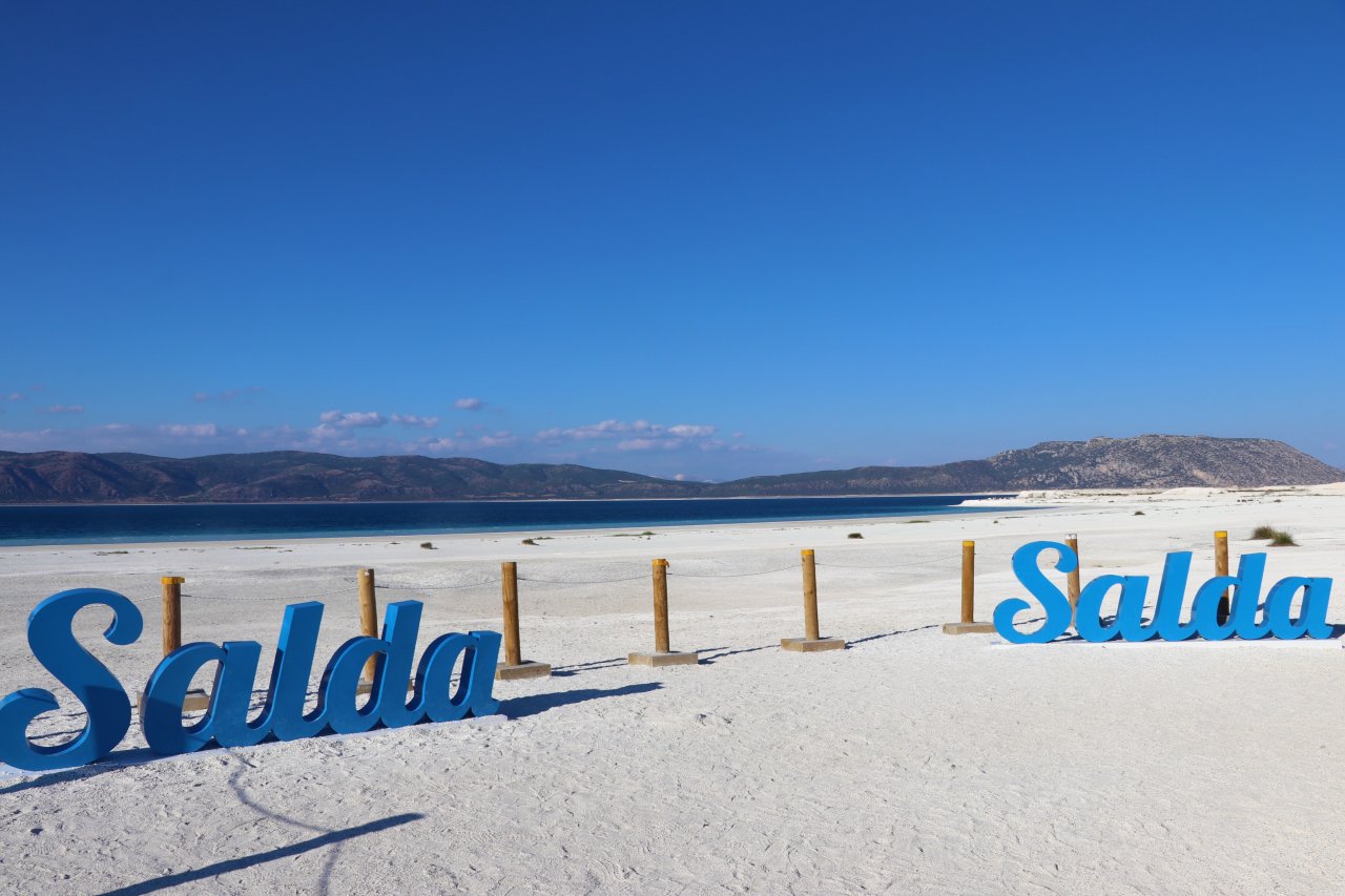 Ülkemizin Maldivleri'nden üzen görüntü! Salda Gölü'nde sarımtırak görüntü araştırılıyor