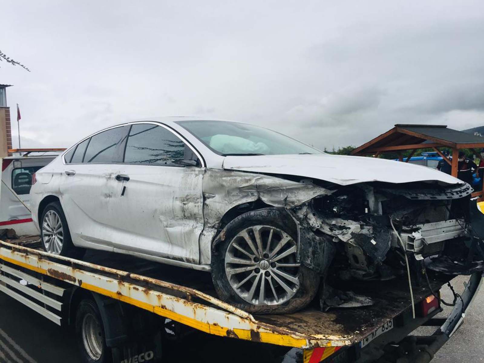 MHP Milletvekilleri Kalyoncu ve Karacadağ, Bolu'da geçirdikleri trafik kazasında yaralandılar