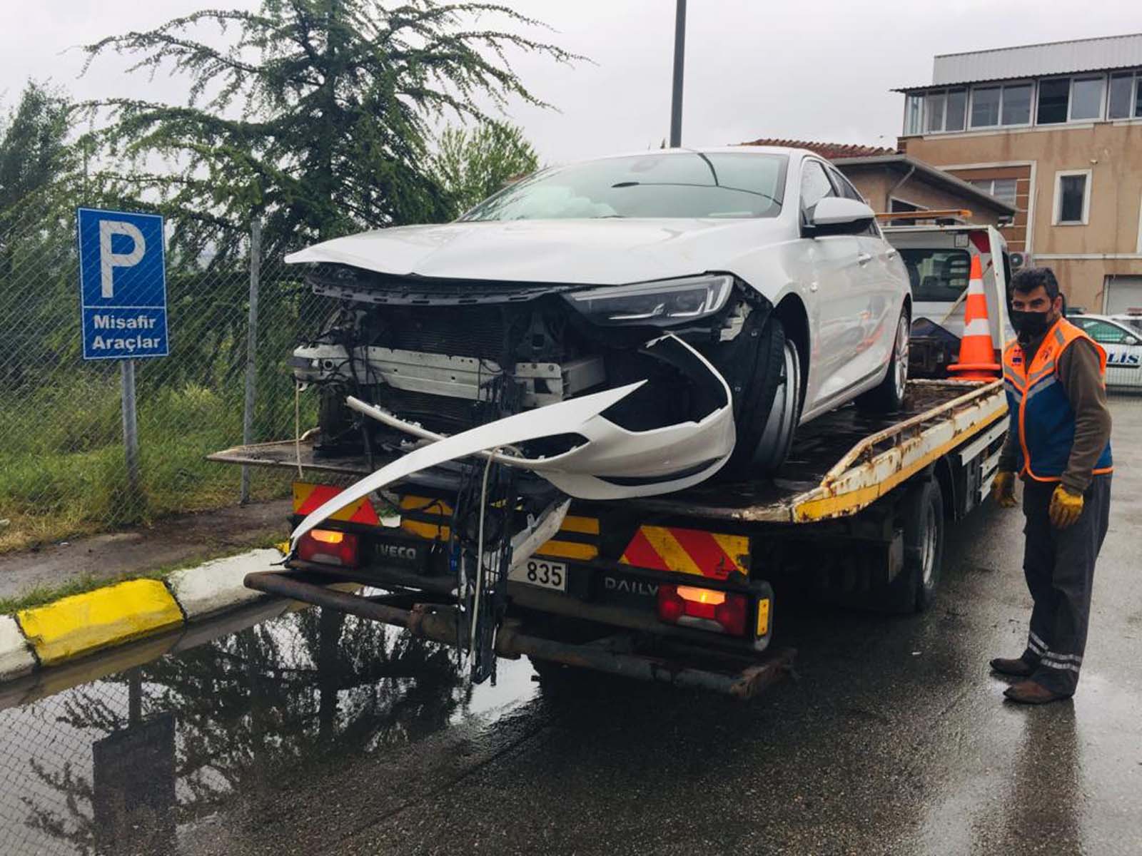 MHP Milletvekilleri Kalyoncu ve Karacadağ, Bolu'da geçirdikleri trafik kazasında yaralandılar