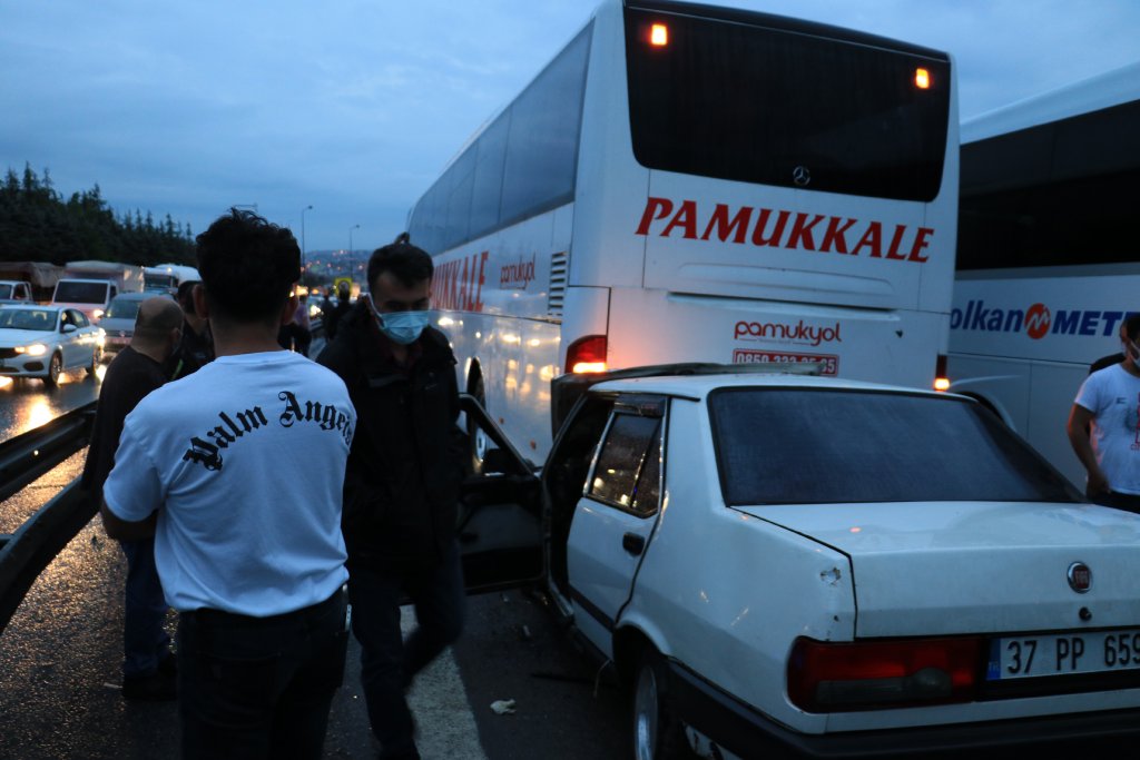 SON DAKİKA| Kocaelide zincirleme kaza, 20den fazla araç birbirine girdi