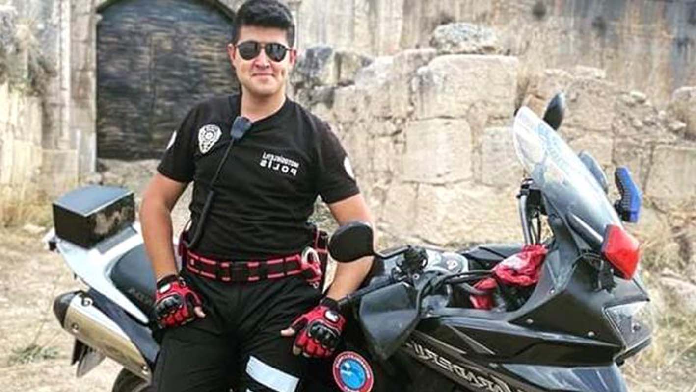 Polis, evinde kafasından vurulmuş olarak bulundu!