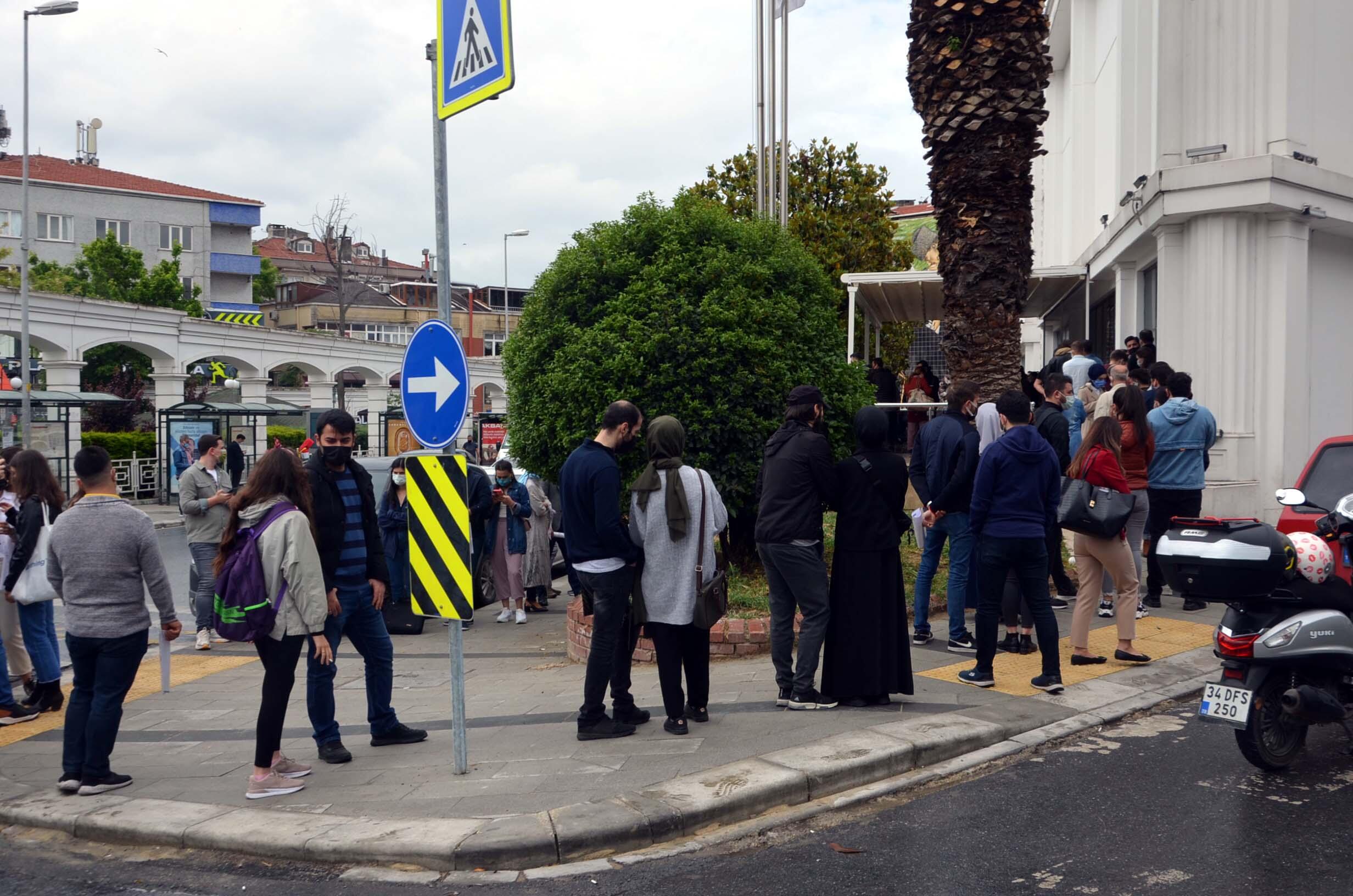 Haberi duyan oraya koştu! Evlilik hazırlığındaki çiftler evlendirme dairesi önünde kuyruk oluşturdu