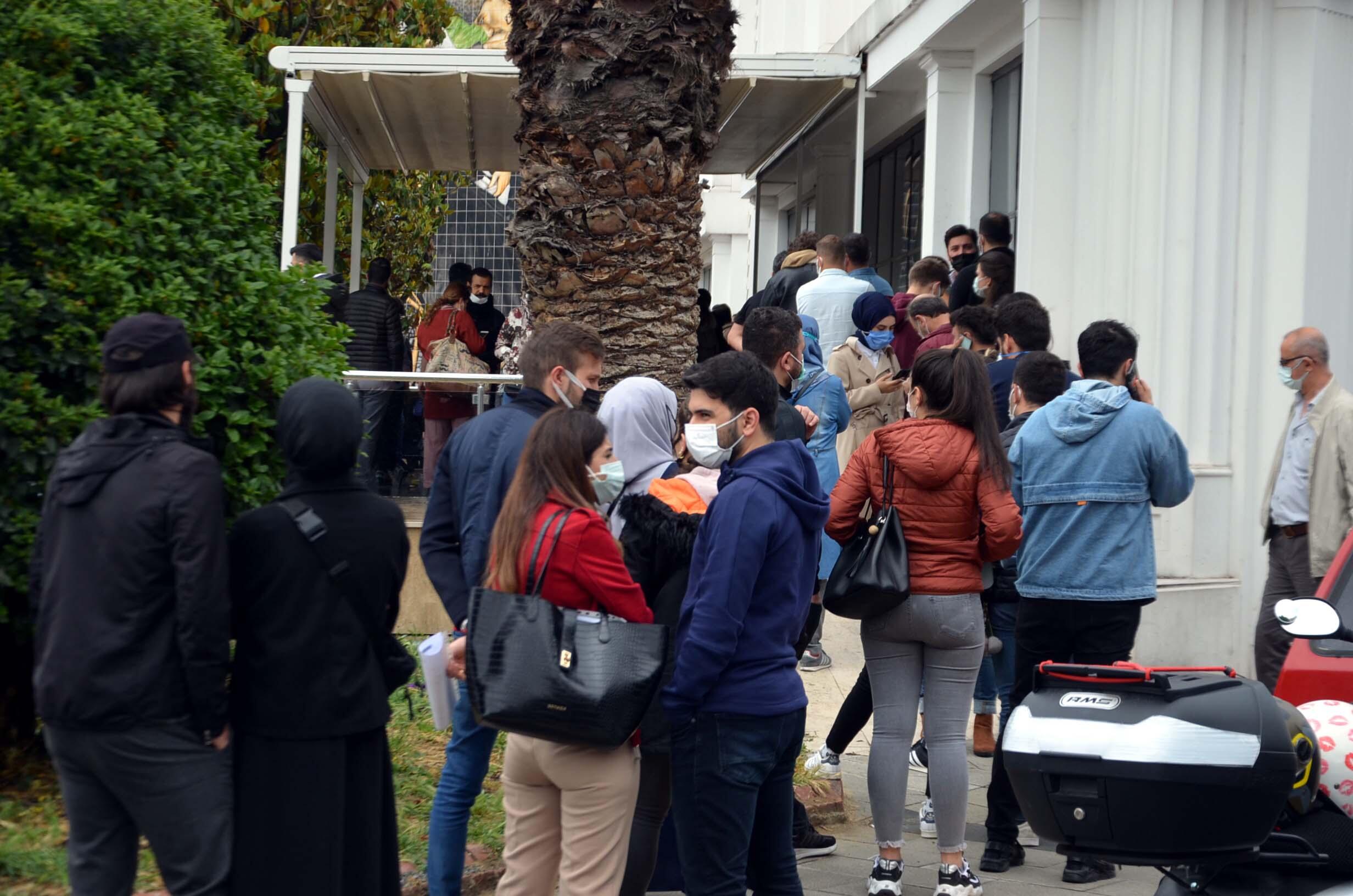 Haberi duyan oraya koştu! Evlilik hazırlığındaki çiftler evlendirme dairesi önünde kuyruk oluşturdu