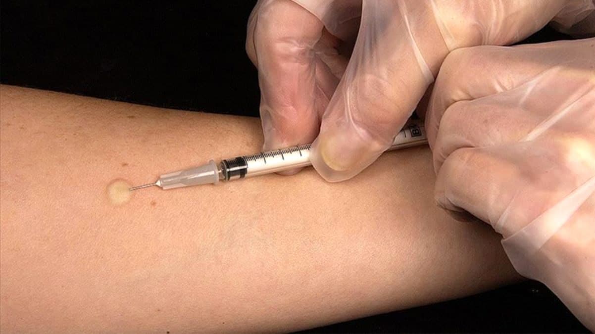 SON DAKİKA! Bakan Koca'dan aşı açıklaması: 50 yaş üzerine de başlandı, bu güce güvenin!