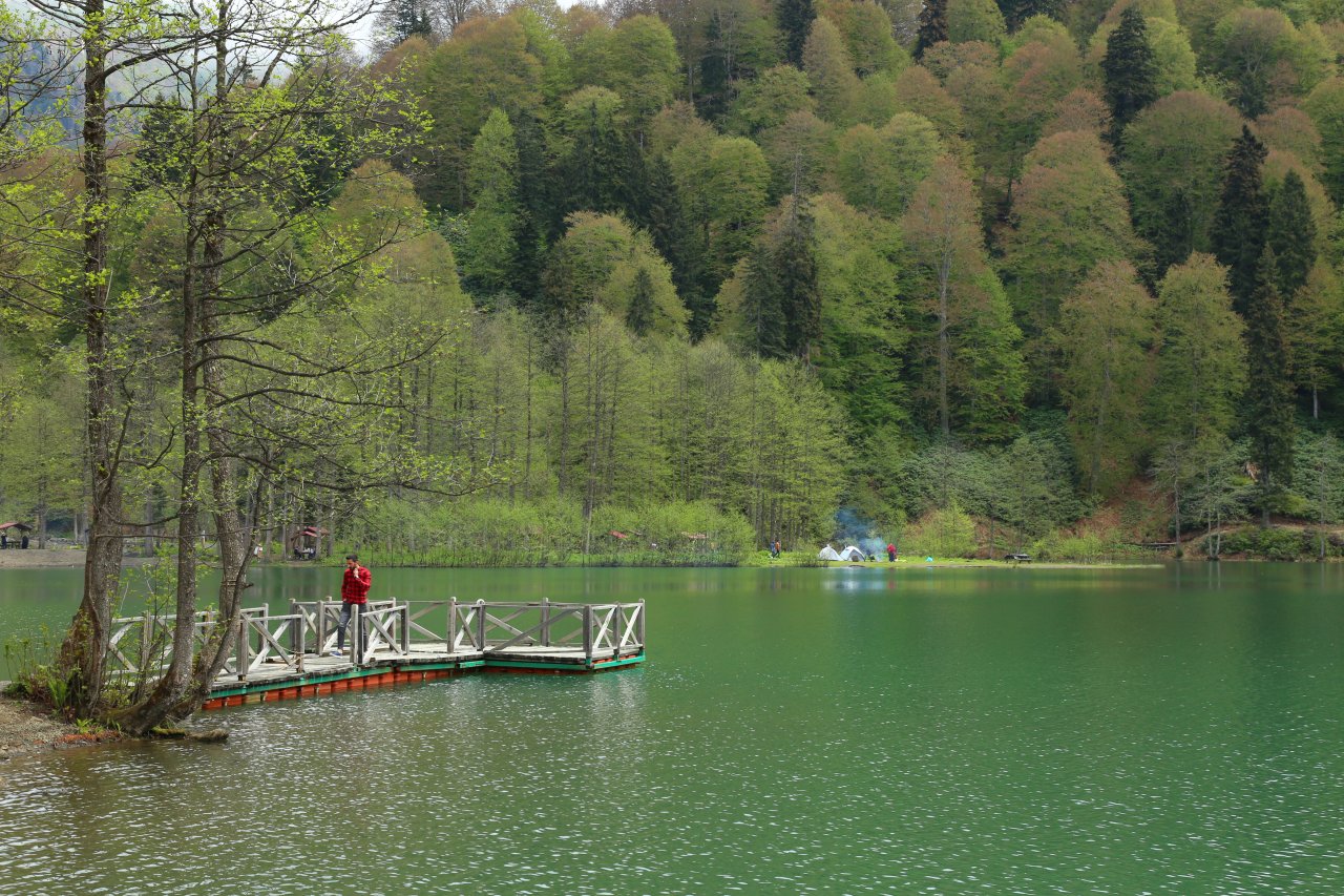 Türkiye'nin saklı cenneti büyülüyor! Doğa harikası Borçka Karagöl, ilk ziyaretçilerini ağırlamaya başladı