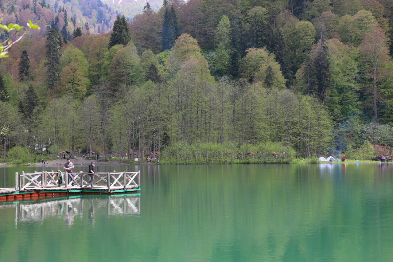 Türkiye'nin saklı cenneti büyülüyor! Doğa harikası Borçka Karagöl, ilk ziyaretçilerini ağırlamaya başladı