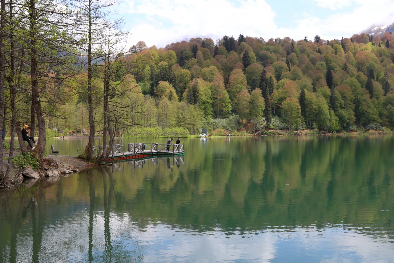 Türkiye'nin saklı cenneti büyülüyor! Doğa harikası Borçka Karagöl, ilk ziyaretçilerini ağırlamaya başladı