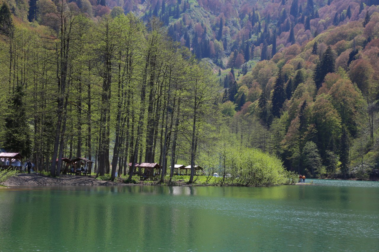 Türkiye'nin saklı cenneti büyülüyor! Doğa harikası Borçka Karagöl, ilk ziyaretçilerini ağırlamaya başladı