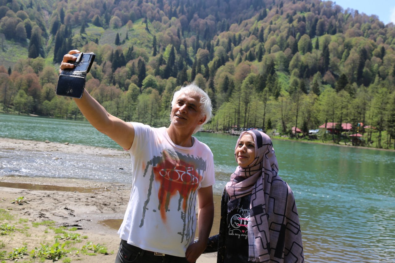 Türkiye'nin saklı cenneti büyülüyor! Doğa harikası Borçka Karagöl, ilk ziyaretçilerini ağırlamaya başladı