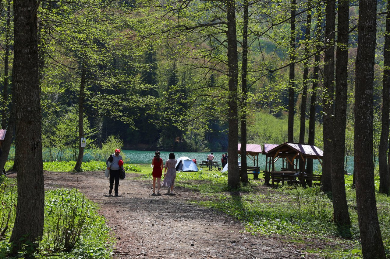 Türkiye'nin saklı cenneti büyülüyor! Doğa harikası Borçka Karagöl, ilk ziyaretçilerini ağırlamaya başladı
