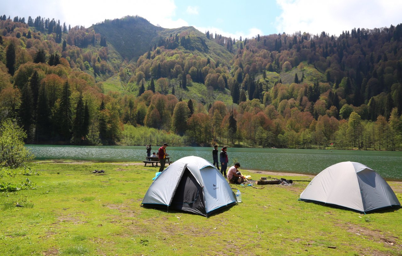Türkiye'nin saklı cenneti büyülüyor! Doğa harikası Borçka Karagöl, ilk ziyaretçilerini ağırlamaya başladı