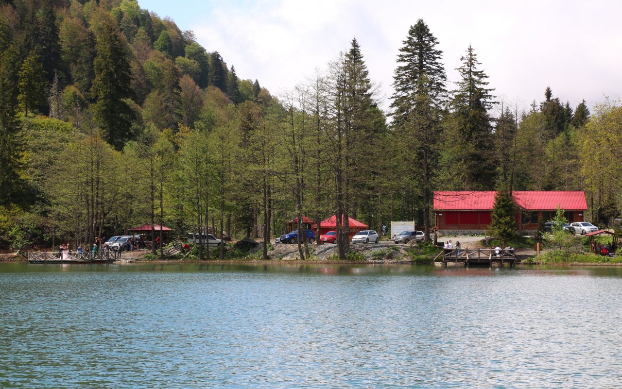 Türkiye'nin saklı cenneti büyülüyor! Doğa harikası Borçka Karagöl, ilk ziyaretçilerini ağırlamaya başladı
