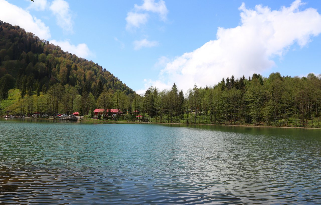 Türkiye'nin saklı cenneti büyülüyor! Doğa harikası Borçka Karagöl, ilk ziyaretçilerini ağırlamaya başladı