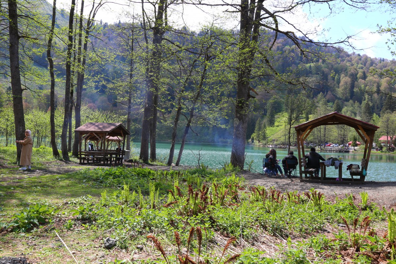 Türkiye'nin saklı cenneti büyülüyor! Doğa harikası Borçka Karagöl, ilk ziyaretçilerini ağırlamaya başladı