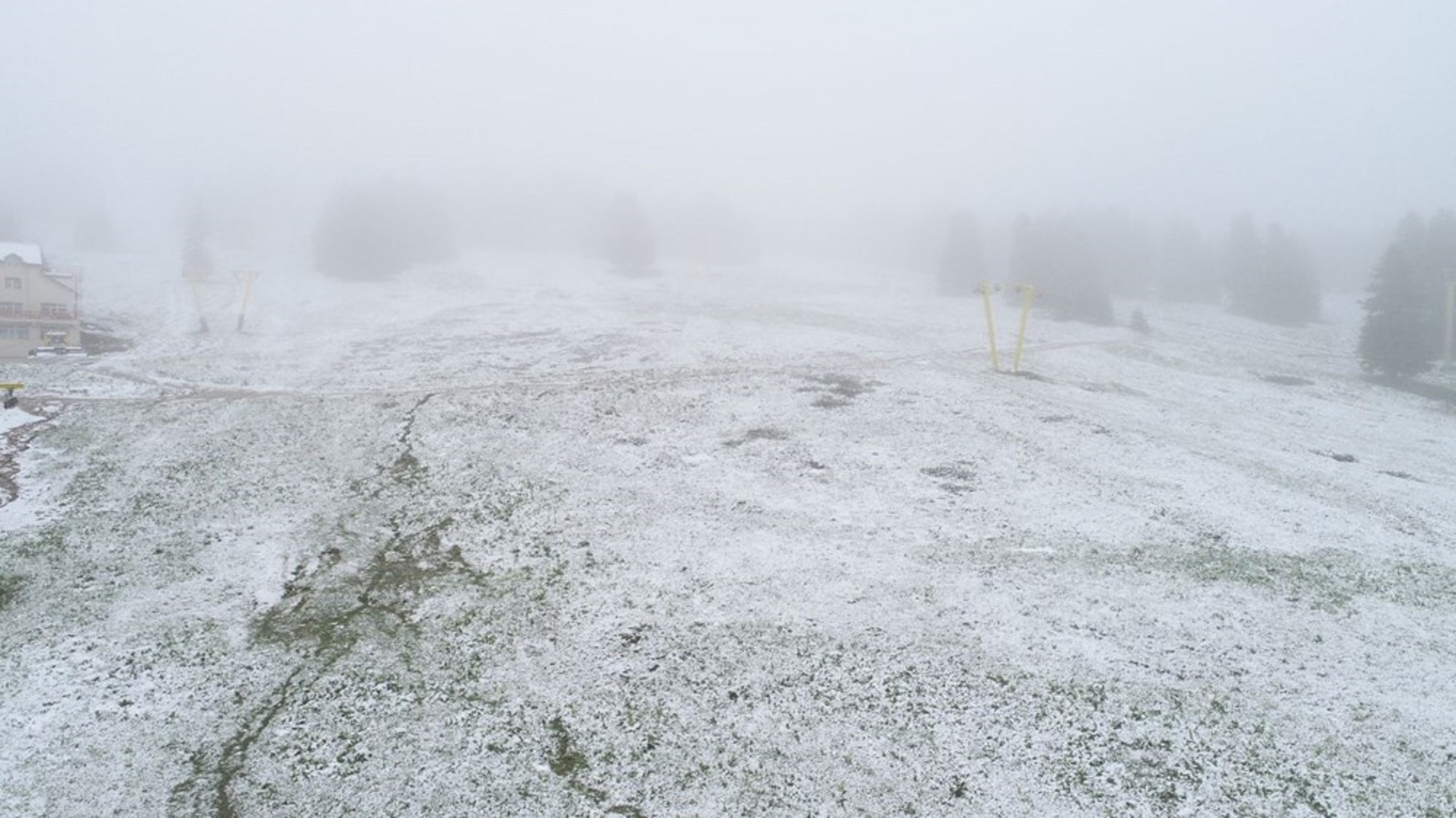 Haziran ayında şaşırtan manzara! Uludağ beyaza büründü