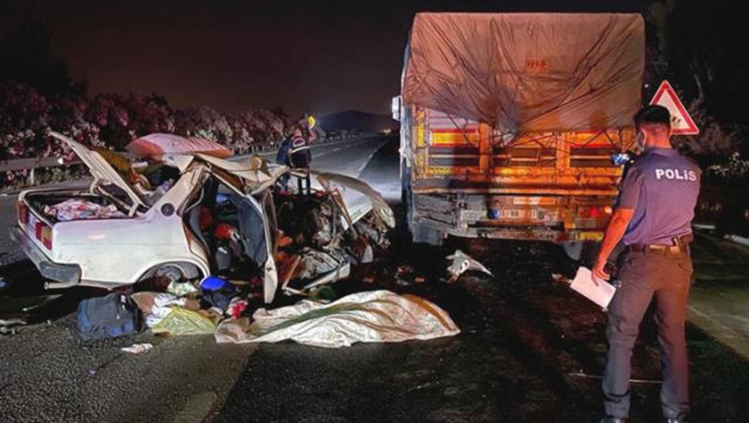 Adanada feci kaza! Otomobil, tırın altına girdi: anne öldü, baba ve 2 çocuğu ağır yaralandı